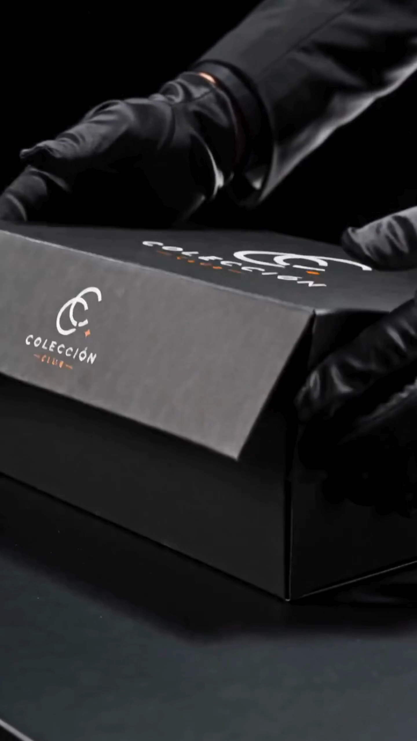 Miembro abriendo una caja oficial de Colección Club